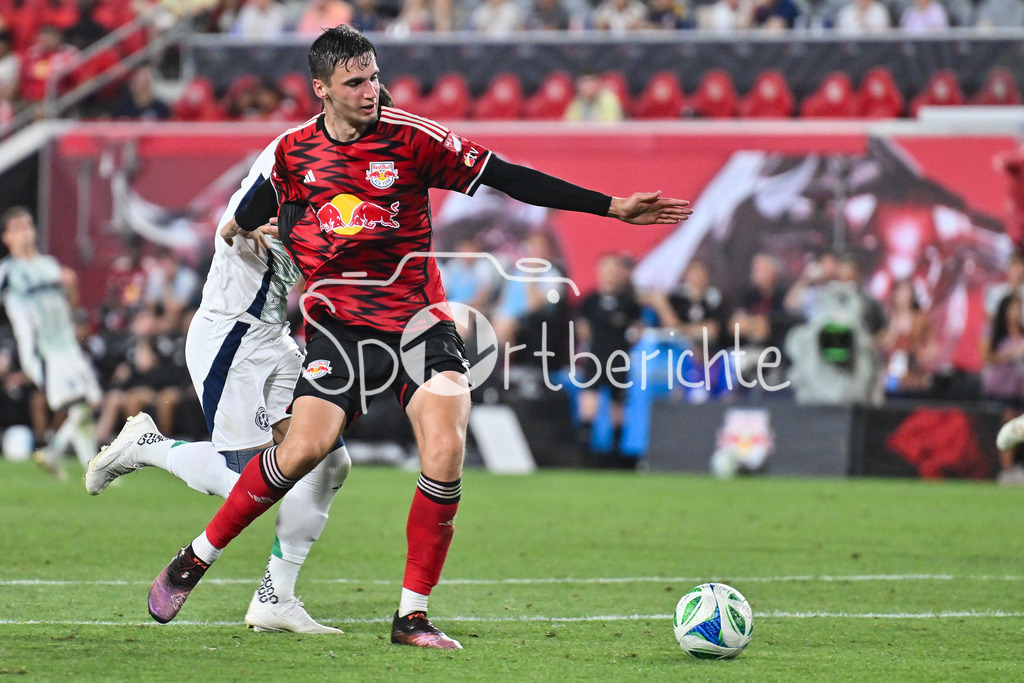 New York Red Bulls - New England Revolution | im Duell Tomas CHANCALAY (New England 7) und Noah EILE (New York 3) / Zweikampf / Major League Soccer: New York Red Bulls - New England Revolution, Red Bull Arena am 16.07.2025