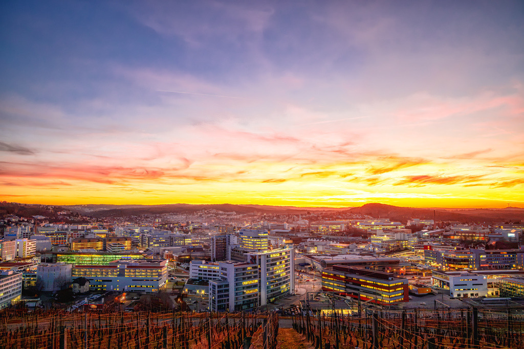 Malerischer Sonnenuntergang über die Weinberge hinweg auf Stuttgart Feuerbach,Romantische Stimmung | Das Bild zeigt einen malerischen Sonnenaufgang über der Stadt Stuttgart Feuerbach mit Weinbergen im Vordergrund. Strahlend leuchtender farbiger Himmel - Realisiert mit Pictrs.com