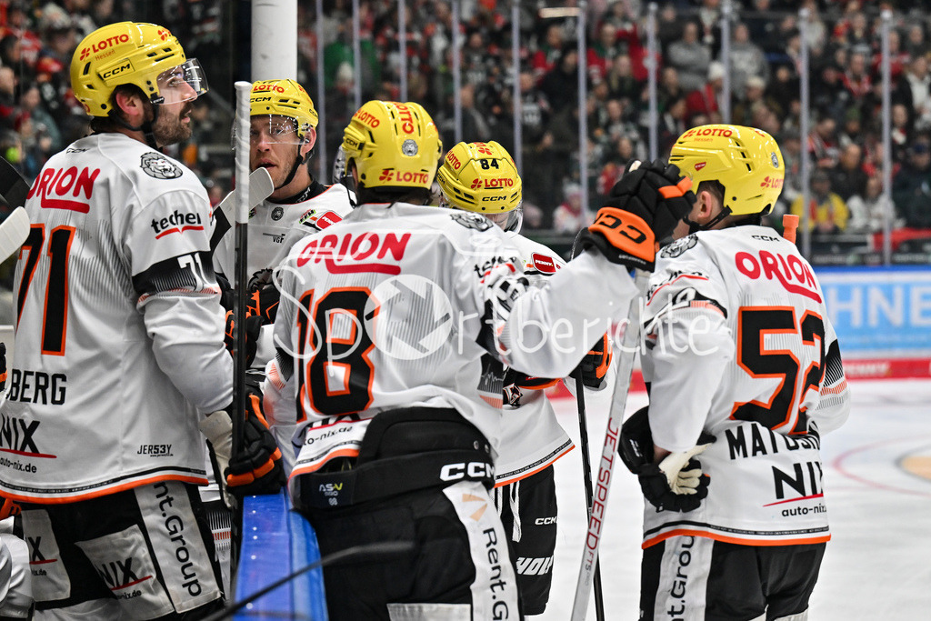 Augsburger Panther - Löwen Frankfurt  | Die Frankfurter besprechen sich im powerbreak / DEL: Augsburger Panther - Loewen Frankfurt, Curt Frenzel Stadion am 12.01.2025