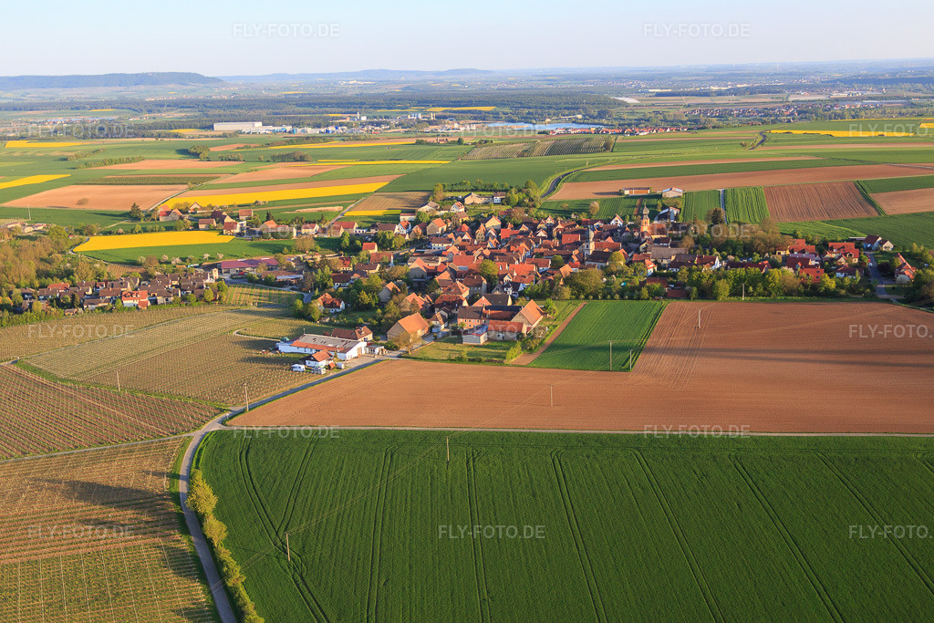 Luftbild: Ortsansicht aus Norden im Ortsteil Neuses am Berg in Dettelbach im Bundesland Bayern in Deutschland. Foto: IMG_088020.jpg vom 06.05.2016 durch Werner Riehm/FLY-FOTO.de