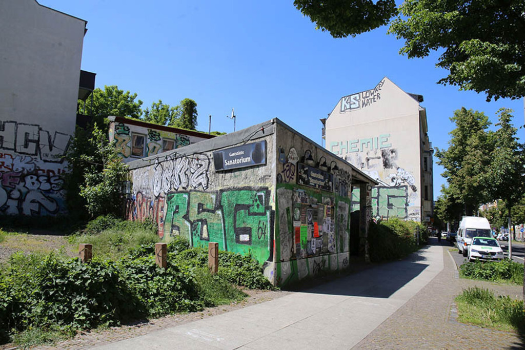 Connewitz - Gaststätte Sanatorium | Entdecke über 20 Kategorien Leipzig-Motive: Foto-Downloads, hochwertige Poster, Leinwand- & Fine-Art-Prints. Jetzt Lieblingsfoto im Bildlexikon Leipzig Shop bestellen!