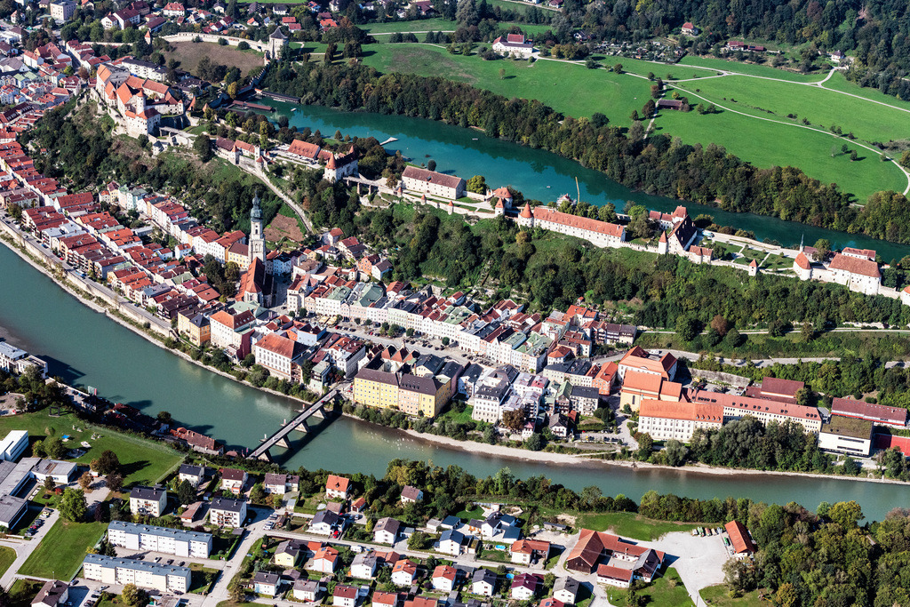 dr__0019300.jpg | BURGHAUSEN 18.09.2018 Die Burg zu Burghausen im Bundesland Bayern gilt als die längste Burganlage der Welt. Die Kammburg liegt  auf dem lang gestreckten Bergrücken zwischen Salzach und Wöhrsee. // Castle of Burghausen in the state Bavaria. Foto: Daniel Reiter