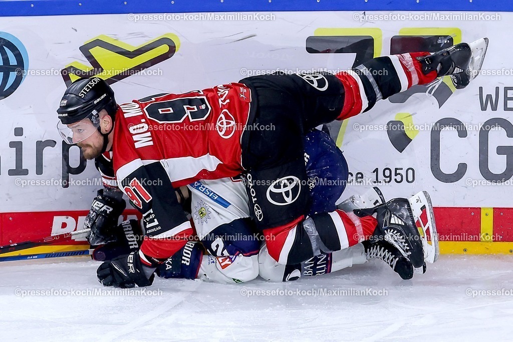 KEC15042601184 | 15.04.2026, Eishockey, DEL Halbfinale Play-Offs, Kölner Haie - Eisbären Berlin, Spiel 4, Lanxess-Arena Köln: Moritz Müller (Kölner Haie #91) im Handgemenge Zweikampf gegen  Eric Mik (Eisbären Berlin #12)