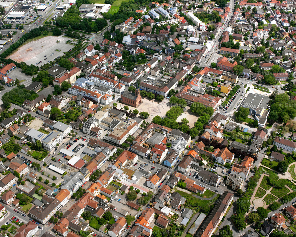 2626363 | Kehl  09.06.2006 Landwirtschaftliche Nutzflächen und Feldgrenzen  umsäumen das Siedlungsgebiet des Dorfes in Kronenhof im Bundesland Baden-Württemberg, Deutschland // Agricultural land and field boundaries surround the settlement area of the village  in Kronenhof in the state Baden-Wuerttemberg, Germany Foto: Gerhard Launer