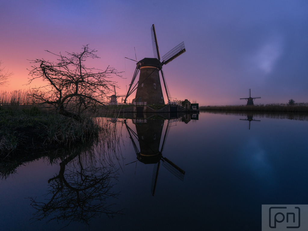 Windmühlen von Kinderdijk  | "Bilder aus den Niederlanden" ist eine faszinierende Sammlung von Fotografien, die die Schönheit und Vielfalt dieses bezaubernden Landes einfangen. Die Fotos präsentieren die reiche Kultur, die atemberaubenden Landschaften und die malerischen Städte der Niederlande auf eindrucksvolle Weise.

Erkunden Sie durch diese Bildersammlung die berühmten Kanäle von Amsterdam, die mit historischen Häusern gesäumt sind und die malerische Architektur der Stadt widerspiegeln. Tauchen Sie ein in die romantische Atmosphäre der Windmühlen, die majestätisch in der niederländischen Landschaft stehen und die traditionelle Seite des Landes zeigen.

Kinderdijk ist ein kleiner Ort in den Niederlanden, der etwa 15 Kilometer südöstlich von Rotterdam in der Provinz Südholland liegt. Der Ort gehört zur Gemeinde Molenlanden auf der Niederung Alblasserwaard und liegt auf dem Polder Nederwaard.