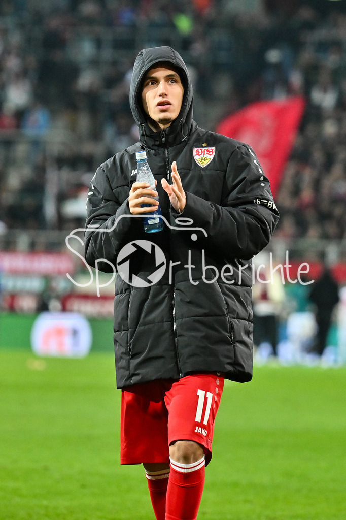 FC Augsburg - VfB Stuttgart | AUGSBURG, GERMANY - 22. MAERZ: die Spieler der Gäste feiern zusammen mit den Fans den Auswärtssieg in Sutttgart nach dem Bundesligamatch zwischen dem FC Augsburg und dem VfB Stuttgart am 27. Spieltag in der WWK Arena / DFL REGULATIONS PROHIBIT ANY USE OF PHOTOGRAPHS AS IMAGE SEQUENCES AND/OR QUASI-VIDEO / Bilal El KHANNOUSS (VfB Stuttgart 11)