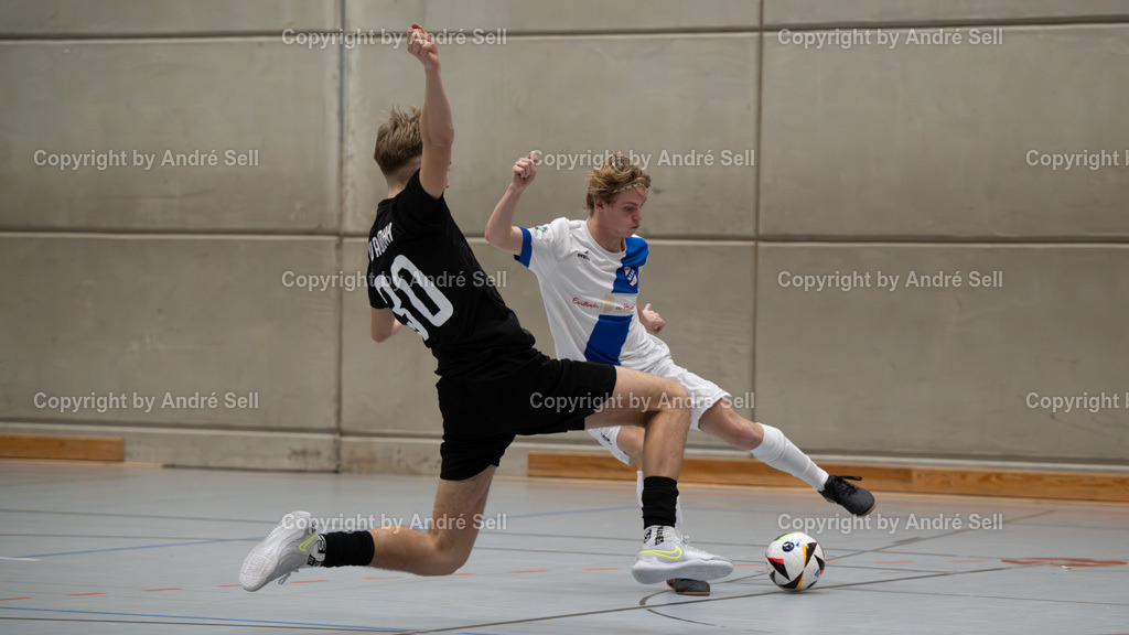 20250118_7365 | 21. A-Jugend-Turnier des VfR Neumünster um den KulturLokschuppen-Pokal 2025, Finale - Niendorfer TSV (weiss) vs. JFV A/O/B/H/H U19 (schwarz), Leopold Brünnler (Niendorf #26) / Anton Beer (Ahlerstedt #30) - Realisiert mit Pictrs.com
