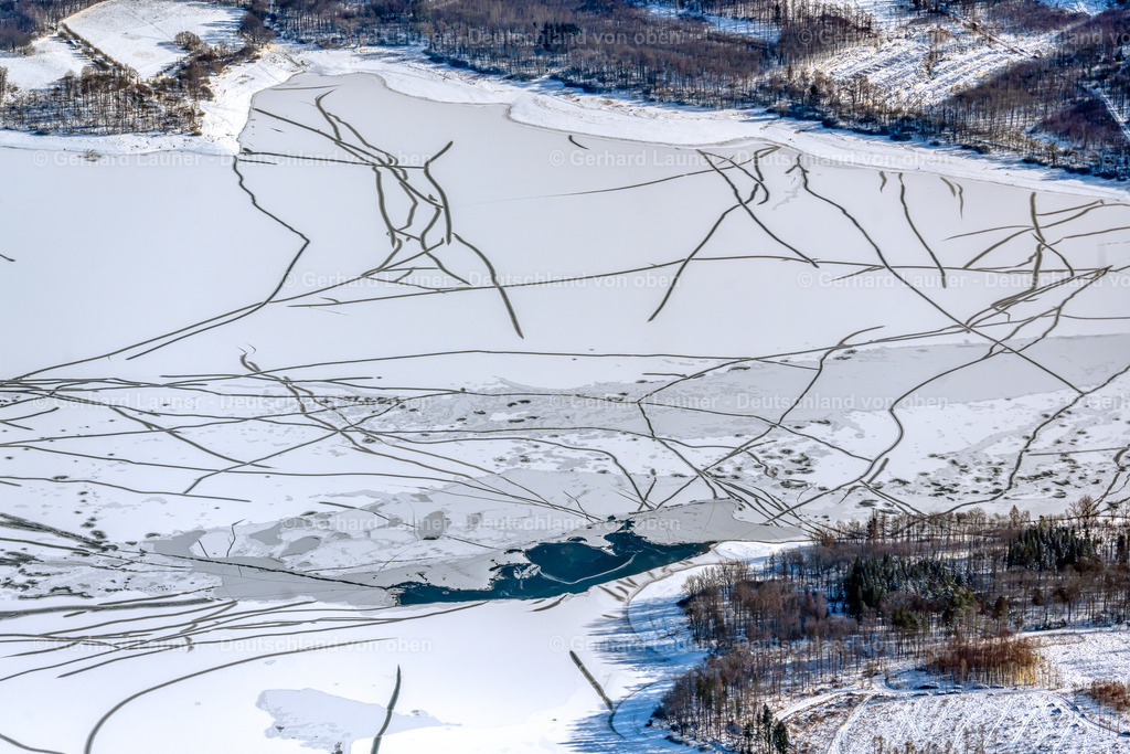 4043701 | MöHNESEE 13.02.2021 Winterlich schneebedeckte Staubecken und Uferbereiche am zugefrorenen Stausee " Möhnsee " in Möhnesee im Sauerland im Bundesland Nordrhein-Westfalen, Deutschland. // Winter snow-covered reservoirs and shore areas at the frozen reservoir "Moehnsee" in Moehnesee in the Sauerland in the state of North Rhine-Westphalia, Germany. Foto: Gerhard Launer
