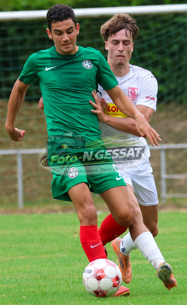 TuS Bersenbrück - HSC Hannover | Auf dem Bild zu sehen: weiß TuS Bersenbrück: Philipp Schmidt ; grün HSC Hannover: Ant Yel TuS Bersenbrück, HSC Hannover, Saison 25/26, Testspiel, Bünde, Deutschland - Realisiert mit Pictrs.com