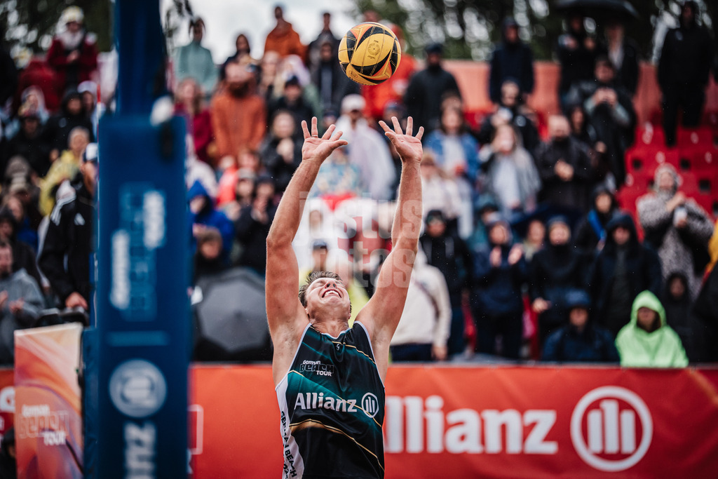 Beachvolleyball | Männer | Allianz German Beach Tour 2025 | Tourstop Berlin | 23.08.2025 | Zuspiel von Jonas Kaminski