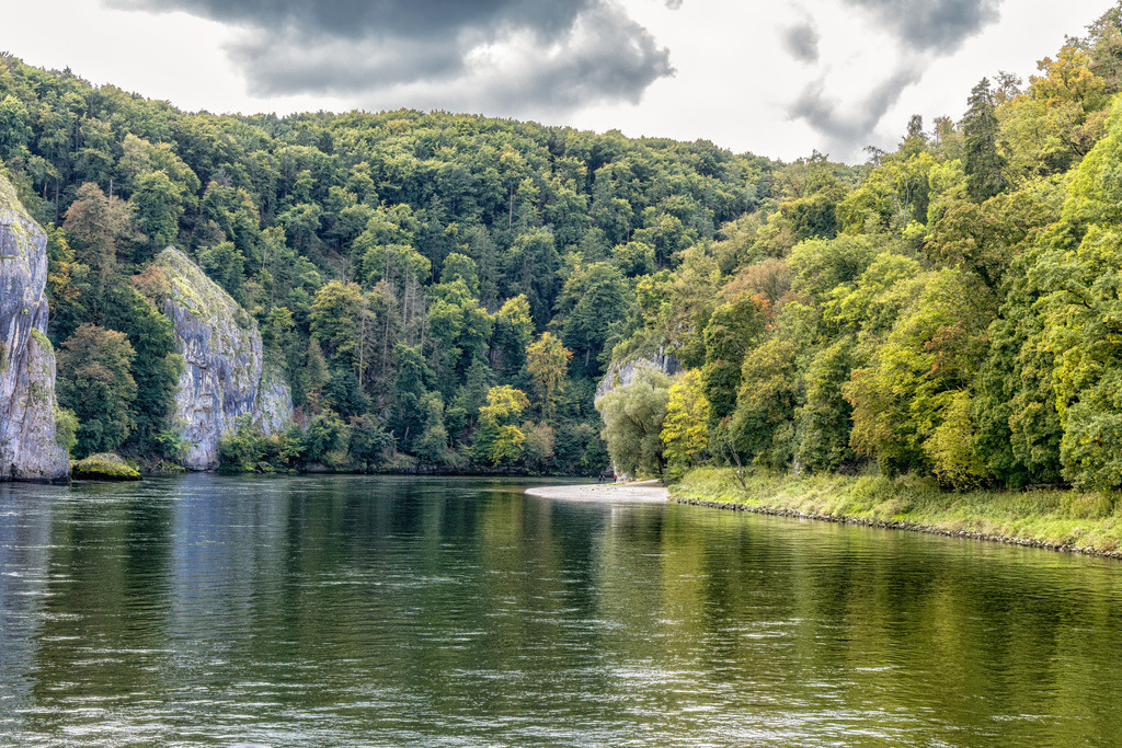 Die Weltenburger Enge und die hohen Kalksteinfelsen,Kelheim | Das Bild zeigt den eindrucksvollen Donaudurchbruch (Naturschutzgebiet Weltenburger Enge) in Niederbayern zwischen Kelheim und dem Kloster Weltenburg. Hier bahnt sich die Donau ihren Weg durch bis zu 70 Meter hohe Kalksteinfelsen.Zwischen Kelheim und dem Kloster Weltenburg im Naturpark Altmühltal, Bayern.Die etwa 5,5 Kilometer lange Engstelle gehört zu den schönsten Geotopen und Naturlandschaften Deutschlands. - Realisiert mit Pictrs.com