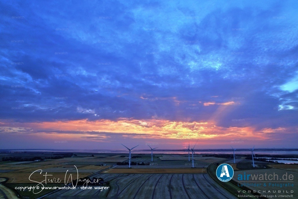Windpark - Simonsberg | Entdecken Sie atemberaubende Luftbilder und Fotografien auf airwatch.de - Tauchen Sie ein in eine Welt voller faszinierender Aufnahmen aus der Vogelperspektive.