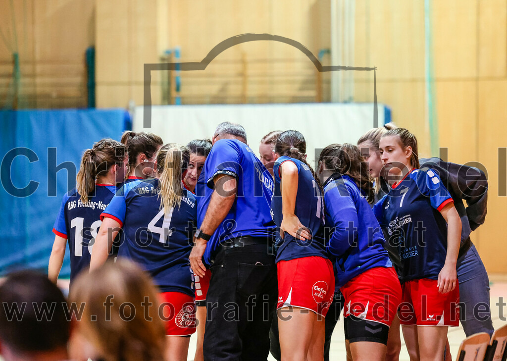 2023-12-09_012_SpVgg_Altenerding_gegen_HSG_Freising-Neufahrn | Erding, Deutschland, 09.12.2023:
Handball, Bezirksoberliga Frauen Altbayern 2023 / 2024, 9. Spieltag, SpVgg Altenerding gegen HSG Freising-Neufahrn, Endergebnis: 29:28

Theresa Obermeier (HSG Freising-Neufahrn, #4), Trainer Alexander Hartinger (HSG Freising-Neufahrn), Martina Martin (HSG Freising-Neufahrn, #7)

Foto: Christian Riedel / fotografie-riedel.net