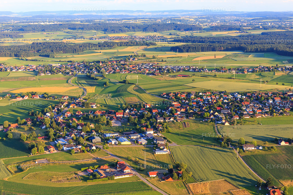 Luftbild: Ortsansicht aus Norden im Ortsteil Erdmannsweiler in Königsfeld im Bundesland Baden-Württemberg in Deutschland. Foto: IMG_148720.jpg vom 27.06.2025 durch Werner Riehm/FLY-FOTO.de
