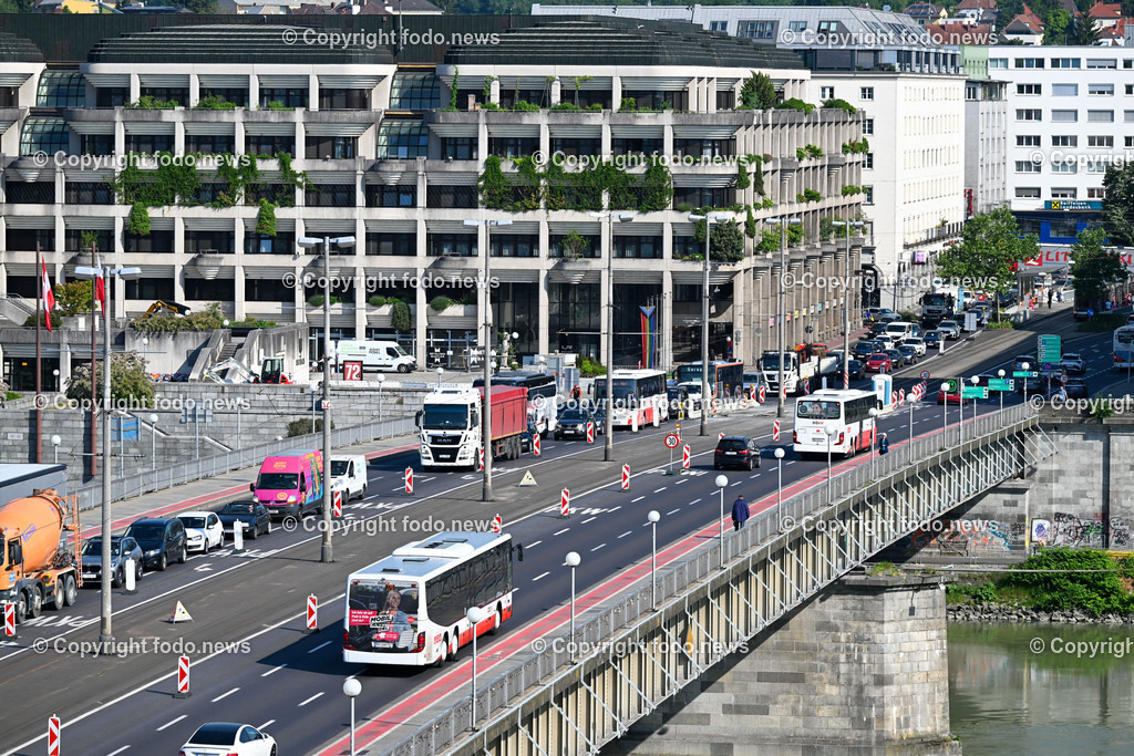 Nibelungenbruecke Linz_ Stau_ Verkehr_ 01.06.2023-5 | 01.06.2023,Nibelungenbruecke Linz, AUT, Nibelungenbruecke, Bruecke, Donau, Donauuebergang, im Bild Nibelungenbruecke, Stau, Verkehr, Auto, KFZ, LKW, Strassenbahn, Baustelle