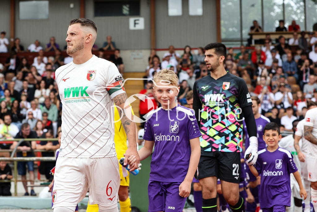 FC Augsburg - TSV Schwaben Augsburg | bei Einlauf Jeffrey GOUWELEEUW (FCA #6)