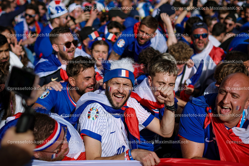 HHmx05072401023 | 05.07.2024, Hamburg, EURO2024 FRANCE VS PORTUGAL Fans and Unterstützer von Frankreich vor dem Fußballspiel zwischen der Nationalmannschaft  von France (les Bleus) und Portugal im Viertelfinale knock out game der UEFA EURO, EM, Europameisterschaft, Fussball 2024 tournament. Fanmarsch von Schnellingen zum Stadion vor dem Spiel.