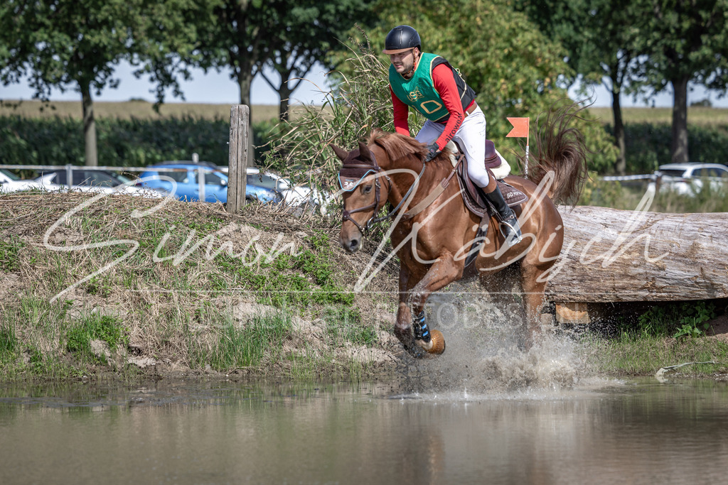 20250907-_3LI1294 | Tierfotografie Pferde, Hunde, Katzen, Haustiere.
Turnierfotografie Reitturniere, Reiten, Springreiten, Dressur in Hanau, dem Main-Kinzig-Kreis und dem Rhein-Main- Gebiet um Frankfurt