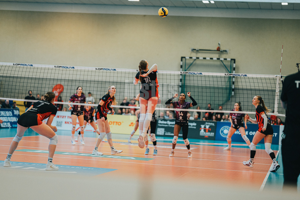 Volleyball | Frauen | Saison 2025/2026 | Volleyball Bundesliga | ETV Hamburger Volksbank Volleys vs. Schwarz-Weiß Erfurt | 15.02.2026 | Lilly Faroß (#16, ETV Hamburger Volksbank Volleys) beim Angriff