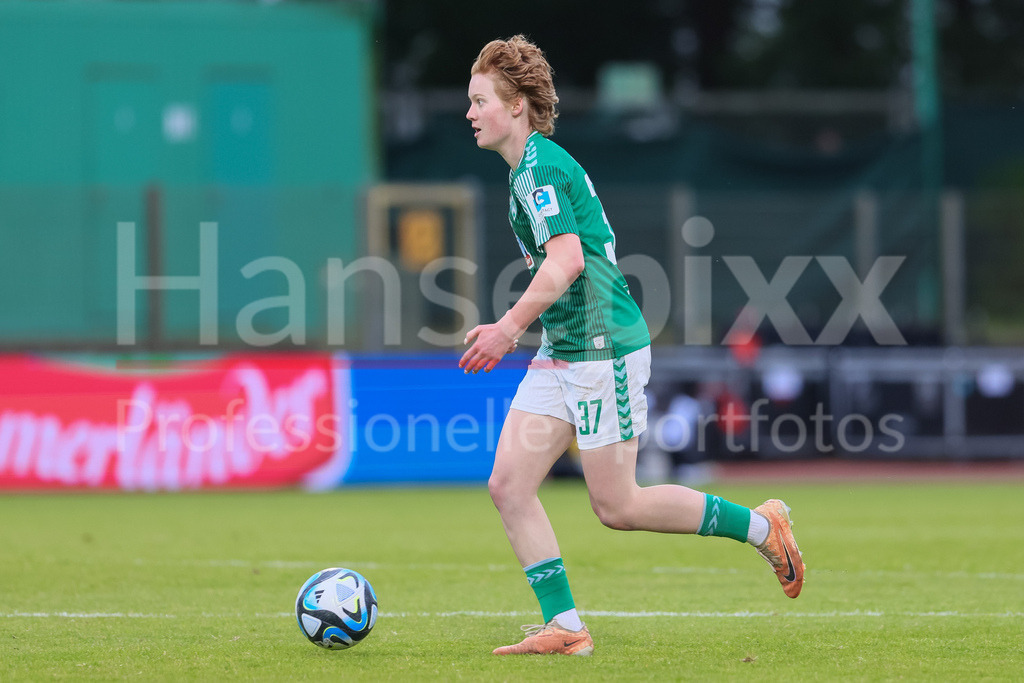 Fussball, Google Pixel Frauen-Bundesliga, SV Werder Bremen - MSV Duisburg | v.li.: Lena Dahms (SV Werder Bremen, 37) am Ball, Freisteller, Einzelbild, Ganzkörper, Aktion, Action, Spielszene, DIE DFB-RICHTLINIEN UNTERSAGEN JEGLICHE NUTZUNG VON FOTOS ALS SEQUENZBILDER UND/ODER VIDEOÄHNLICHE FOTOSTRECKEN. DFB REGULATIONS PROHIBIT ANY USE OF PHOTOGRAPHS AS IMAGE SEQUENCES AND/OR QUASI-VIDEO.
