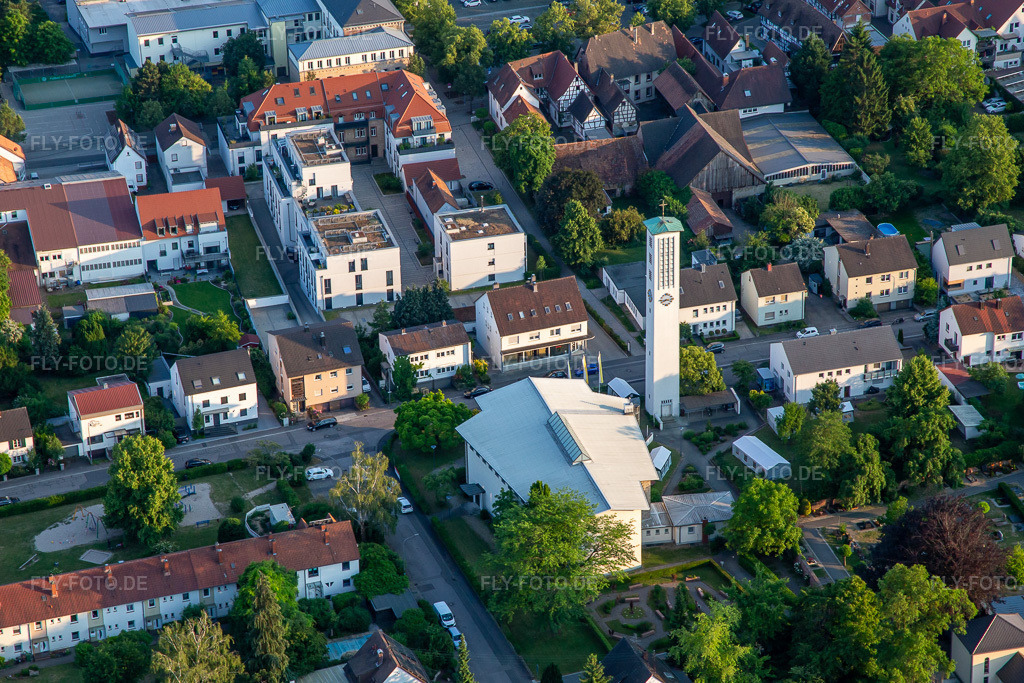 Luftbild: St.-Pius-Kirche, Goethestr in Kandel im Bundesland Rheinland-Pfalz in Deutschland. Foto: IMG_136276.jpg vom 07.06.2023 durch Werner Riehm/FLY-FOTO.de