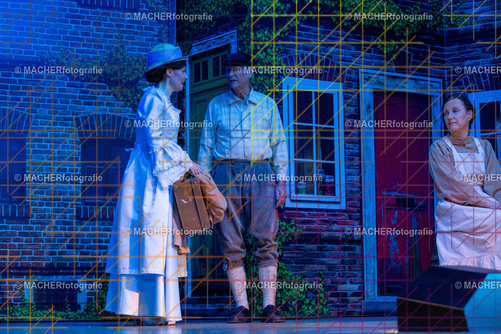 356_MFL-2025 | Portraitbilder von Regisseur; Darsteller; Techniker; Maske; Kostüme; Chor; Musiker; Bilderserie der Generalprobe und der Premierenvorstellung, Szenenbilder; Ausdrucksstudien; Bühnenüberblick; Bühnenkulissen; Pressefotos inkl. Redaktionsfoto Darstellergruppe.