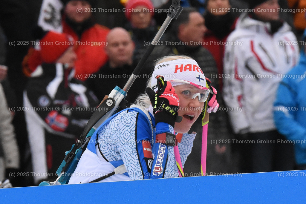 IBU WC Biathlon Oberhof 2018 | MAKARAINEN Kaisa (FIN) im Ziel (Platz 2); IBU WC Biathlon Oberhof 2018, 7.5 km Sprint Frauen am 04.01.2018 in der DKB Ski Arena in Oberhof, (Deutschland) - Realisiert mit Pictrs.com