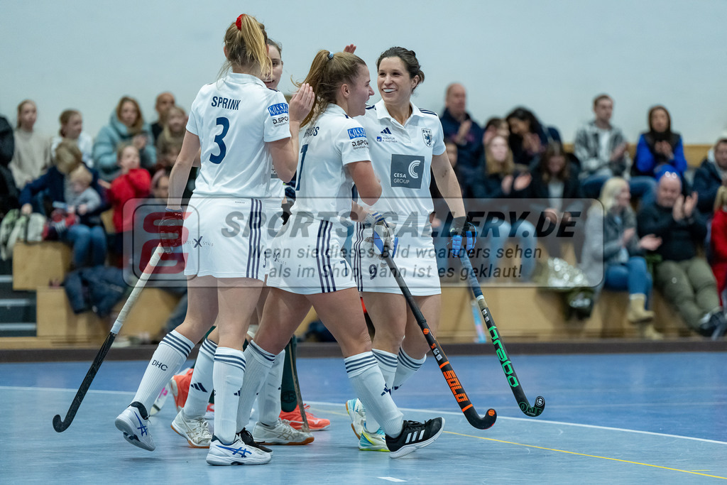 HK_20240113_107937 | 1. Bundesliga Damen Düsseldorfer HC - Club Raffelberg am 13.1.2024 DHC Halle, Düsseldorf , Annika Sprink ( Düsseldorfer HC #3 ) , Elisa Gräve ( Düsseldorfer HC #26 ) , Mabel Brands ( Düsseldorfer HC #7 ) , Luisa Steindor ( Düsseldorfer HC #9 )