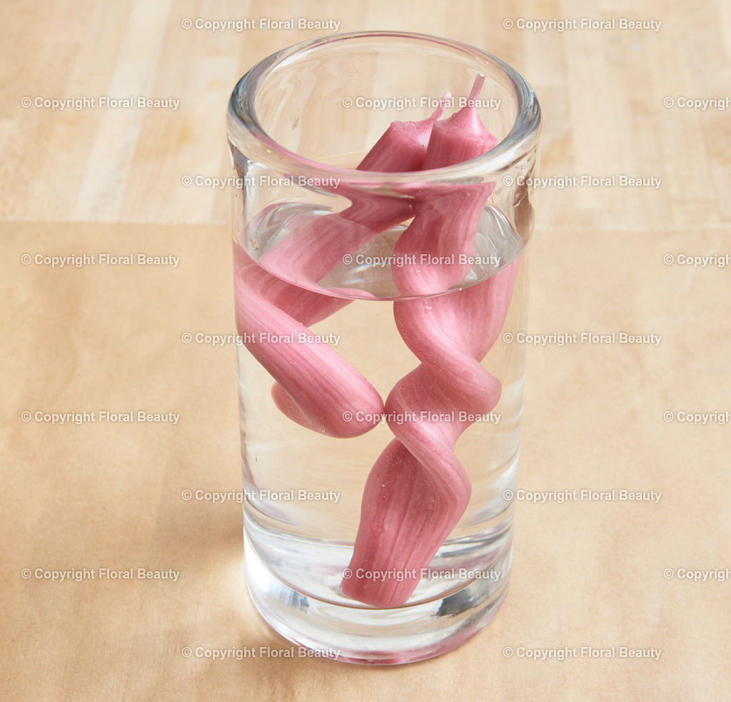 Kerzen eindrehen | Kerzen werden im Wasserbad erwärmt und dann eingedreht. Schöne decorative Formen entstehen. - Realisiert mit Pictrs.com