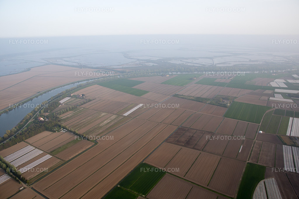 Aerial view: View of the town in Fossone d'Adige in the state Veneto, Italy. – Photo: IMG_087621.jpg taken on 04/06/2016 by Werner Riehm/FLY-FOTO.com – Resolution of the original: 5472 x 3648 px
