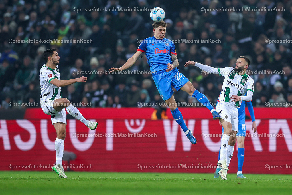 BMG14122401081 | 14.12.2024, Fußball, Borussia Mönchengladbach - Holstein Kiel, 1. Fußball Bundesliga, Borussia-Park, Saison 2024 2025: Nicolai Remberg (Kiel #22) im Zweikampf gegen Tim Kleindienst (Mönchengl. #11) und Franck Honorat (Mönchengl. #9)DFB regulations prohibit any use of photographs as image sequences and or quasi-video.