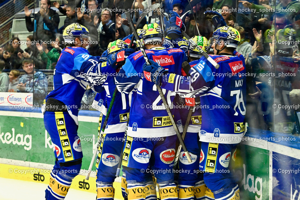 EC IDM Wärmepumpen VSV vs. EC KAC  | #8 Rebernig Maximilian EC VSV, #78 MAXA Felix EC VSV, #26 VAN NES Guus EC VSV, Jubel EC VSv Mannschaft, #40 WALLENTA Elias EC VSV, #77 LINDNER Philipp EC VSV, EC IDM Wärmepumpen VSV vs. EC KAC , EC IDM Wärmepumpen VSV vs. EC KAC  am 27.10.2024 in Villach (Stadthalle Villach), Austria, (Photo by Bernd Stefan)