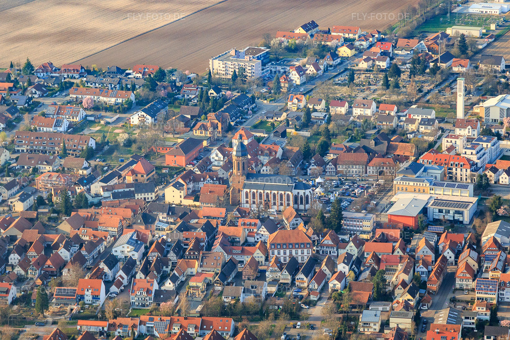 Luftbild: St. Georgskirche, Ludwig Riedinger Grundschule und Stadhall in Kandel im Bundesland Rheinland-Pfalz in Deutschland. Foto: IMG_113218.jpg vom 23.03.2019 durch Werner Riehm/FLY-FOTO.de