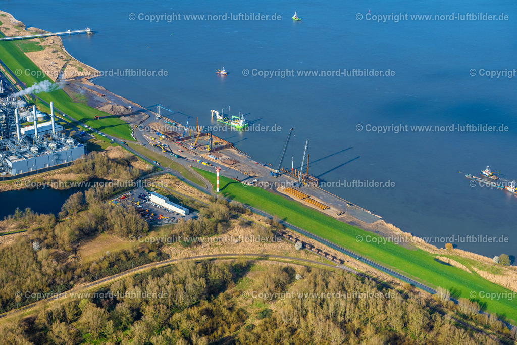 Stade_LNG_Terminal_Baustelle_ELS_4341230323 | STADE 23.03.2023 Baustellen zum Ausbau der Wasserbrücke mit Leitungssystemen des LNG Erdgas und Flüssiggas- Terminal und Entladekai und AOS Raffinerie- Werksgelände an der Straße Am Seehafen im Ortsteil Bützfleth in Stade im Bundesland Niedersachsen, Deutschland. Weiterführende Informationen bei: AOS Aluminium Oxid Stade GmbH,  Dow Deutschland Anlagengesellschaft mbH,  Hafenbetriebs GmbH & Co. KG,  Hanseatic Energy Hub GmbH. // Construction site of Water bridge with line systems of the LNG natural gas and liquid gas terminal and unloading quay and AOS Raffinerie- Werksgelaende on street Am Seehafen in the district Buetzfleth in Stade in the state Lower Saxony, Germany. Further information at: AOS Aluminium Oxid Stade GmbH,  Dow Deutschland Anlagengesellschaft mbH,  Hafenbetriebs GmbH & Co. KG,  Hanseatic Energy Hub GmbH. Foto: Martin Elsen