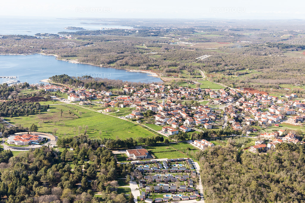Vue aérienne: Vue de la ville à Stancija Valkanela dans le département Gespanschaft Istrien, Croatie. Photo: IMG_106033.jpg prise le 13/04/2018 par Werner Riehm/FLY-FOTO.eu – Résolution de l'original: 5472 x 3648 px