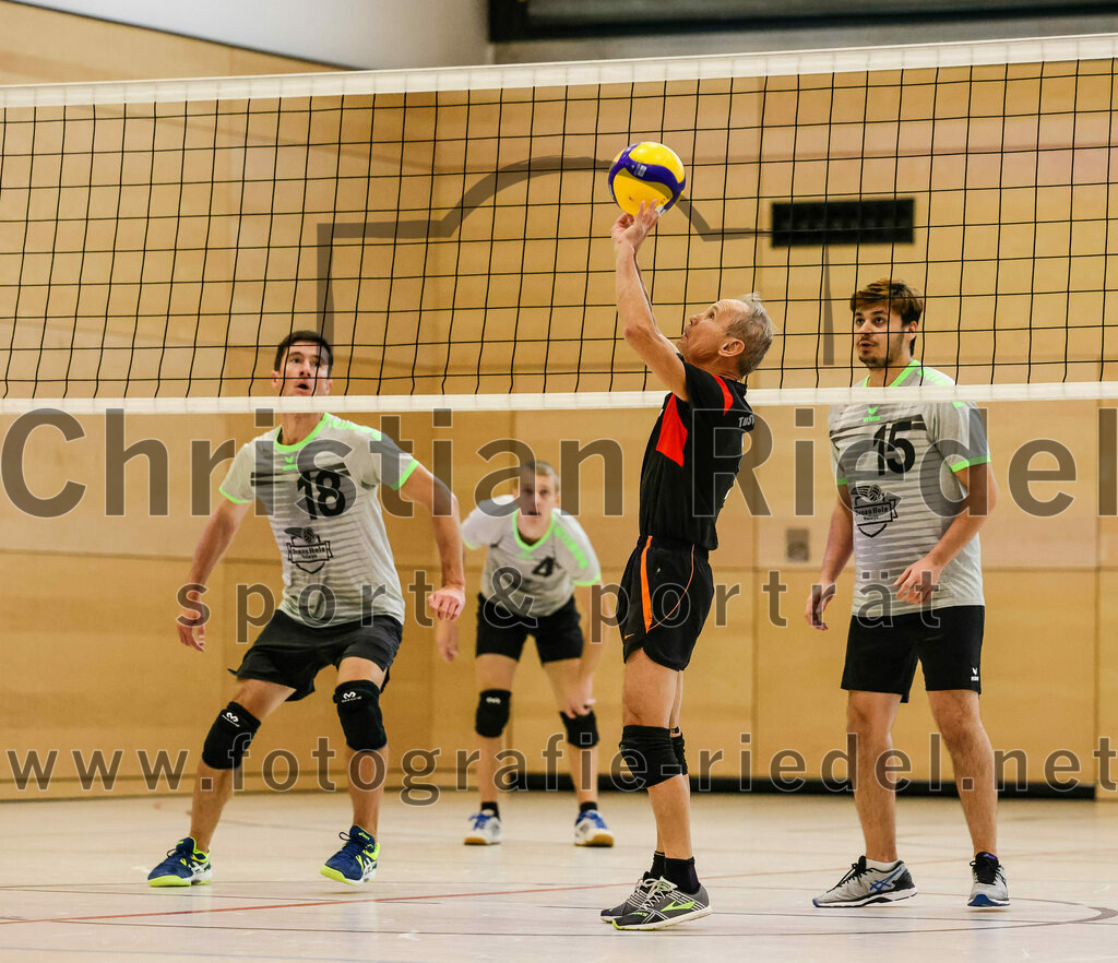 2021-11-27_092_TuS_Oberding_II_gegen_MTV_1881_Ingolstadt_III | Oberding, Deutschland, 27.11.2021:
Volleyball, Kreisliga 2021 / 2022, 5. Spieltag, TuS Oberding II gegen MTV 1881 Ingolstadt III, Endergebnis: 3:2

Andreas Ruß (TuS Oberding, #1)

Foto: Christian Riedel / fotografie-riedel.net