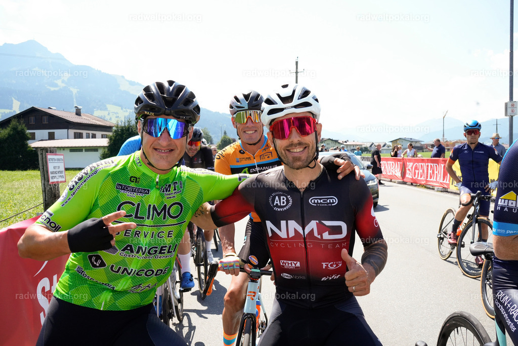 172_20230817_Bewerb_Maenner_Muehlanger | AUT - OESTERREICH, 2023-08-16: SPORT RENNRAD-FAHREN - 55. INTERNATIONALER RADWELTPOKAL IN ST. JOHANN IN TIROL  - Vintage-Radrennen mit WM-Bronze-Medaillen-Siegerin Christina Schweinberger, den Teilnehmer und Alexander Baumann (vom Orginastions-Team) - TAG 2 BEWERB MAENNER IN SECHS GRUPPEN  ; Foto: Roland Muehlanger