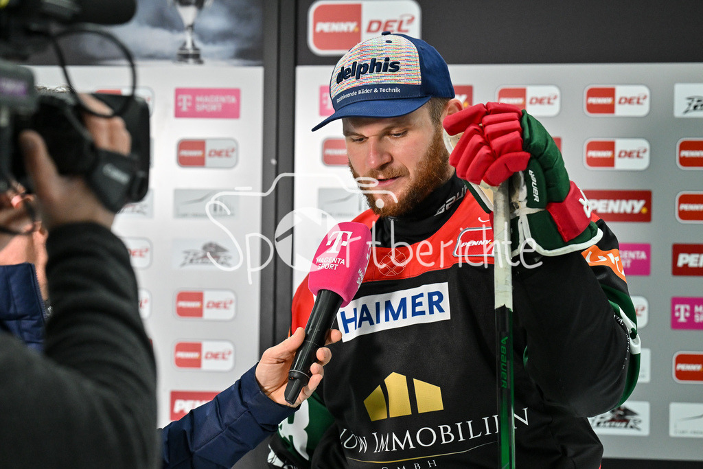Augsburger Panther - EHC RB München | ein niedergeschlagener Maximilian RENNER (Augsburger Panther #58) beim interview von magentasport nach der Niederlage gegen Muenchen / DEL: Augsburger Panther - EHC RB Muenchen, Curt Frenzel Stadion am 16.01.2025