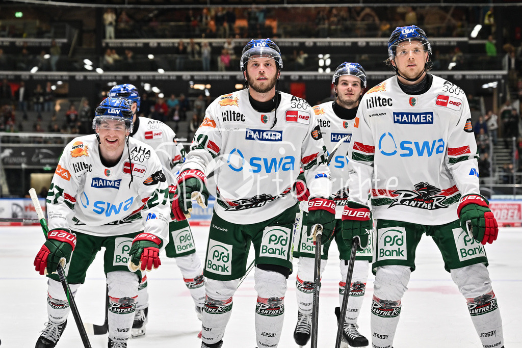 Augsburger Panther - Moser Medical Graz99ers | Die Augsburger Panther bedanken sich bei den Fans nach dem Heimsieg gegen Graz / Testspiel: Augsburger Panther - Moser Medical Graz99ers; Curt Frenzel Stadion am 31.08.2025 / Kyle MAYHEW (Augsburger Panther 27), Riley DAMIANI (Augsburger Panther #19), Moritz WIRTH (Augsburger Panther 9)