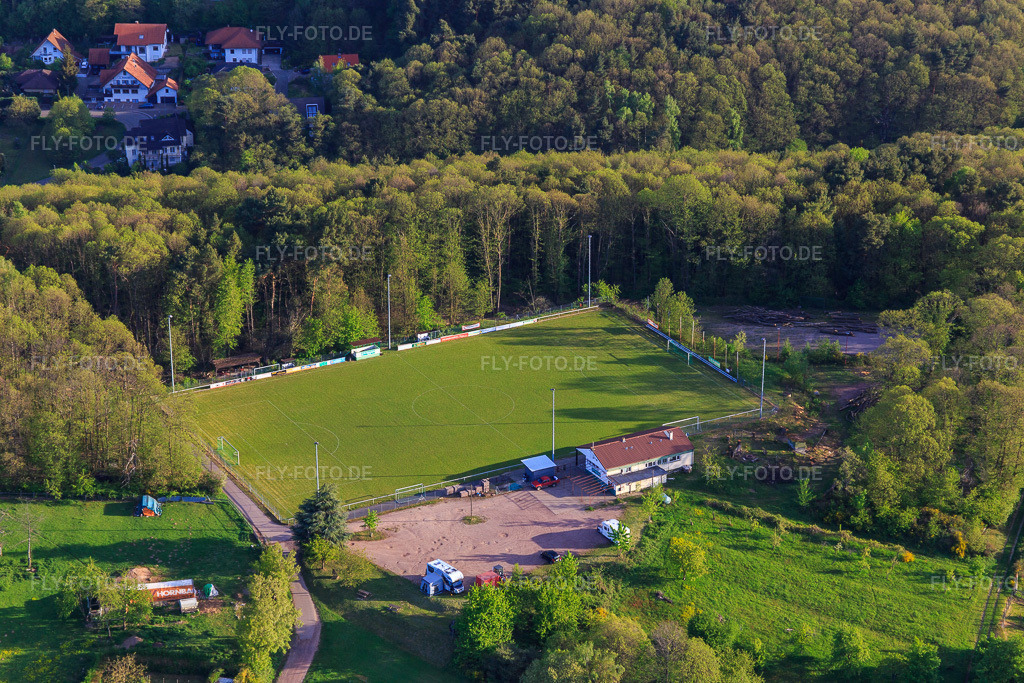 Luftbild: Sportplatz des SV 1946 Dörrenbach Fußballverein und Wohnmobil-Stellplatz Dörrenbach in Dörrenbach im Bundesland Rheinland-Pfalz in Deutschland. Foto: IMG_106980.jpg vom 27.04.2018 durch Werner Riehm/FLY-FOTO.deSportverein Dörrenbach