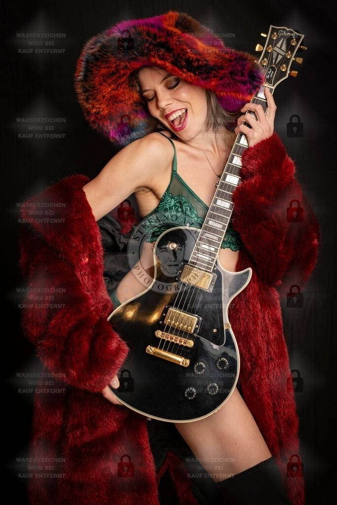 DenisaWithGuitar_2 | sviani - Realisiert mit Pictrs.com