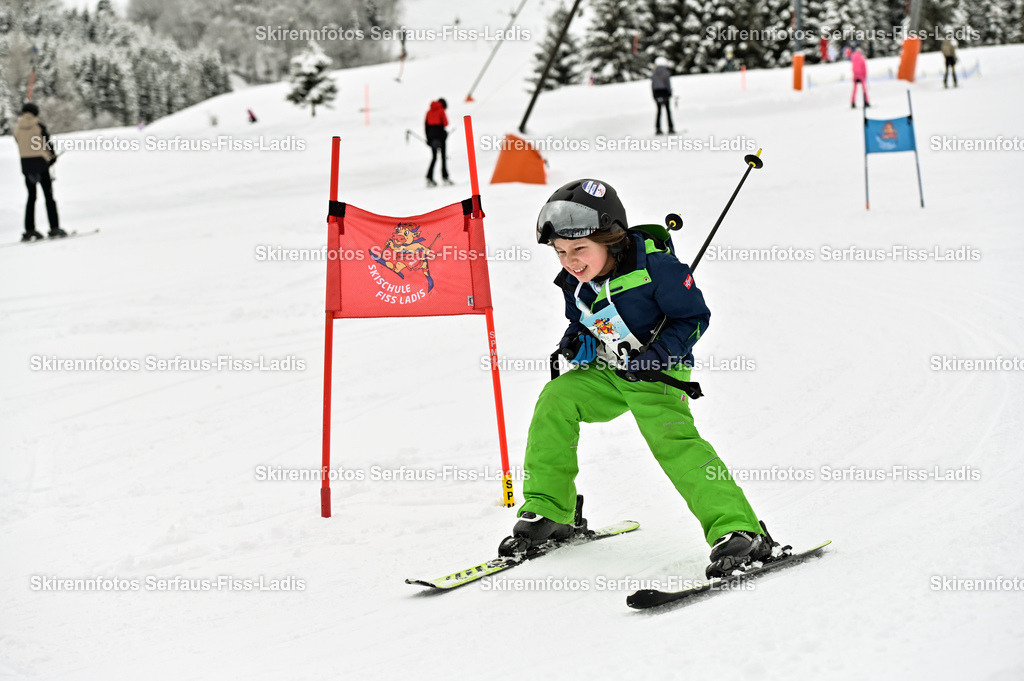 SRF_20.02.2026_0942 | Skirennfotos,Serfaus,Fiss,Ladis,Kinderskirennen,Winter,Tirol,Oberland,skirace,SFL,feelfree,weil wir's genießen,ski,Ski,skifahren,Sonnenplateau, - Realisiert mit Pictrs.com