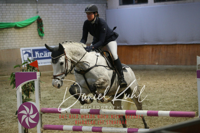 IMG_0840 | Deine Turnierfotos vom Reitturnier online kaufen: Dressur, Springen & Siegerehrung. Professionelle Pferdefotografie aus dem Rheinland – als Download & Print.Alternative: Turnierfotograf für den Pferdesport: Finde deine Fotos von Dressur- und Springturnier