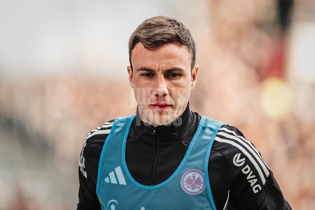Fußball | Männer | Saison 2025/2026  | Fußball-Bundesliga | 25. Spieltag | FC St. Pauli vs. Eintracht Frankfurt | 08.03.2026 | Mario Götze (#27, Eintracht Frankfurt) beim Aufwärmen