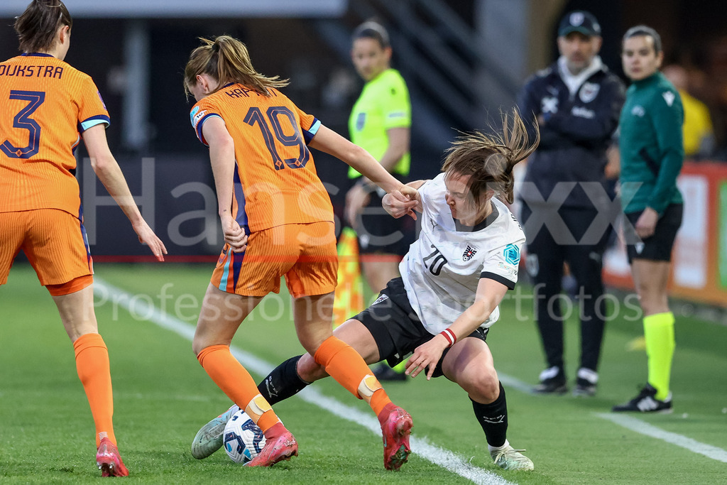Fussball, UEFA Women s Nations League, Deutschland - Österreich | v.li.: Wieke Kaptein (Niederlande, 19) und Lilli Purtscheller (Österreich, 20) im Zweikampf, Duell, Dynamik, Aktion, Action, Spielszene