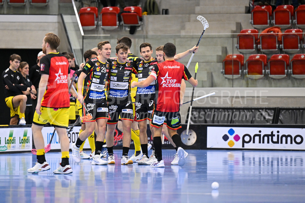 HC Rychenberg vs Tigers Langnau - 11. Dezember 2022 | HC Rychenberg vs Tigers Langnau
AXA Arena, Winterthur
Janis Lauber (#7 Tigers Langnau) erhöht zum 1:3 und feiert mit Maurice Aebersold (#29 Tigers Langnau) und Christian Stucki (#20 Tigers Langnau).
Bild: Sportfotografie Markus Aeschimann | www.markus-aeschimann.ch - Realisiert mit Pictrs.com