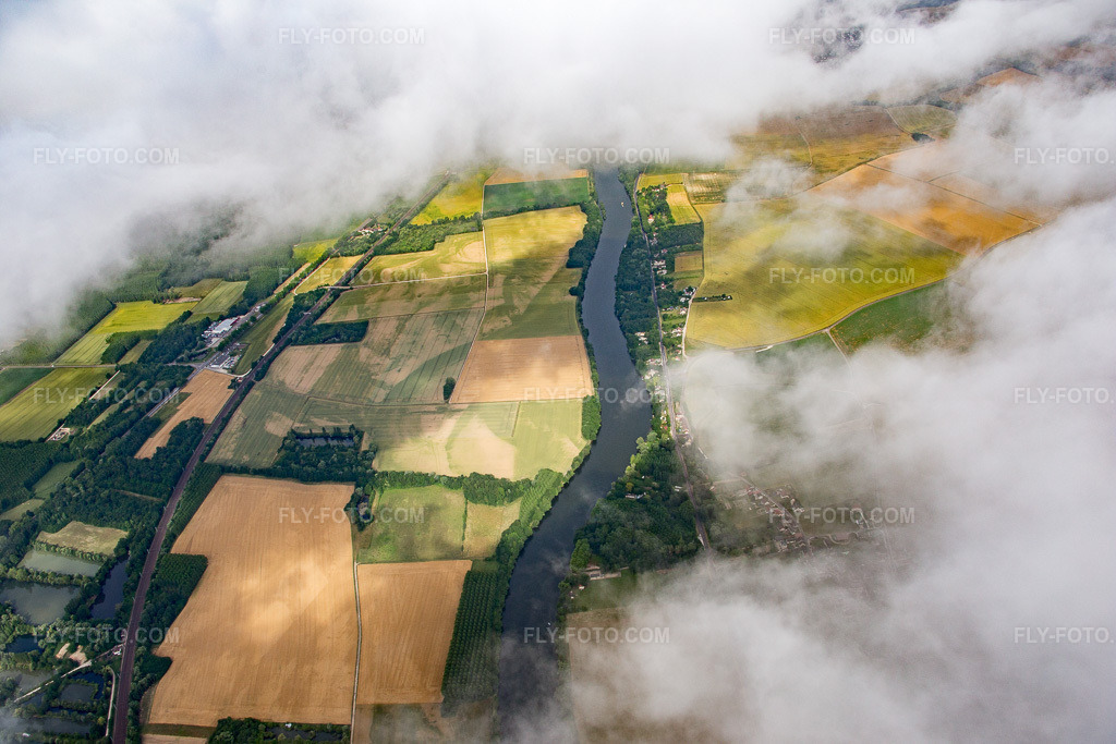 Aerial view: Les Grands Noyers in Épineau-les-Voves in the state Yonne, France. – Photo: IMG_082612.jpg taken on 06/21/2015 by Werner Riehm/FLY-FOTO.com – Resolution of the original: 5472 x 3648 px