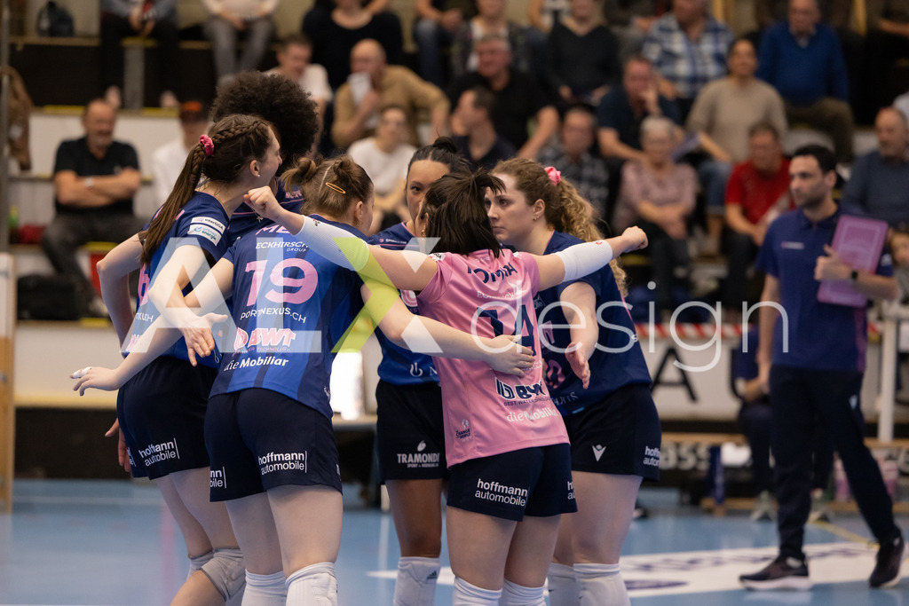 Volleyball I Frauen I Saison 2025-2026 I Volleyball NLA | Women I 1/2 Finals I  VC Kanti Schaffhausen - Sm'Aesch Pfeffingen I 07.03.2026 | Sm'Aesch Pfeffingen Spielerinnenkreis - Realisiert mit Pictrs.com