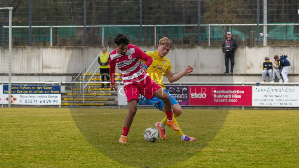 Fußball, Herren, Saison 2025/2026, Regionalliga Nordost, 26. Spieltag, FSV 63 Luckenwalde vs. Greifswalder FC, Samstag 14.03.2026, Werner-Seelenbinder-Stadion Luckenwalde, | Fußball, Herren, Saison 2025/2026, Regionalliga Nordost, 26. Spieltag, FSV 63 Luckenwalde vs. Greifswalder FC, Samstag 14.03.2026, Werner-Seelenbinder-Stadion Luckenwalde, Im Bild: Osman Atilgan (l. Greifswald) und Jonas Kühn (r. Luckenwalde) - Realisiert mit Pictrs.com