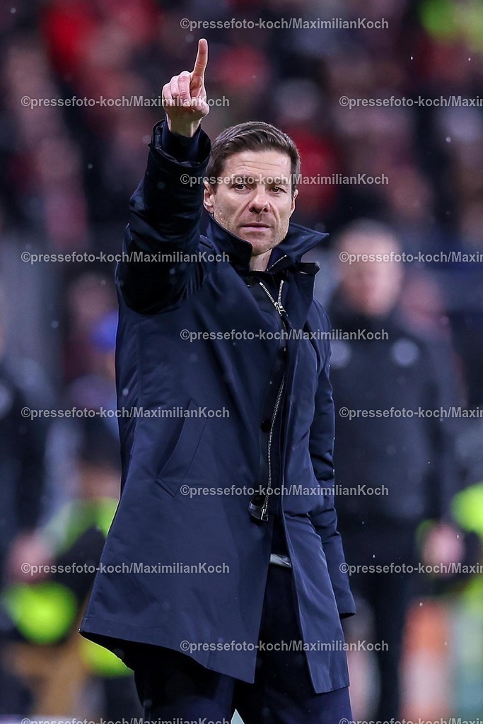 UCL29012502198 | 29.01.2025, Fußball, Bayer 04 Leverkusen - AC Sparta Prag, UEFA Champions League, 8. Spieltag, BayArena, Saison 2024 2025: Cheftrainer Xabi Alonso (Bayer 04 Leverkusen Trainer) wild gestikulierend am Spielfeldrand Gestik Mimik